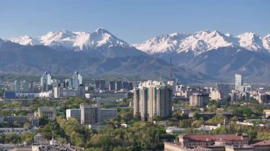 Almaty, Kazakistan, 04.13.2025. İlkbahar sabahı Kazak şehri Almaty 'nin merkezindeki bir kuadkopterden görüntü