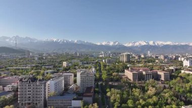 Almaty, Kazakistan, 04.13.2025. İlkbahar sabahı Kazak şehri Almaty 'nin merkezindeki bir kuadkopterden görüntü