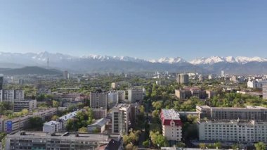 Almaty, Kazakistan, 04.13.2025. İlkbahar sabahı Kazak şehri Almaty 'nin merkezindeki bir kuadkopterden görüntü