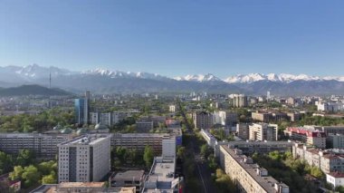 Almaty, Kazakistan, 04.13.2025. İlkbahar sabahı Kazak şehri Almaty 'nin merkezindeki bir kuadkopterden görüntü