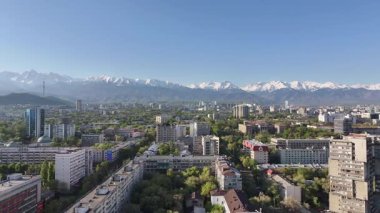 Almaty, Kazakistan, 04.13.2025. İlkbahar sabahı Kazak şehri Almaty 'nin merkezindeki bir kuadkopterden görüntü