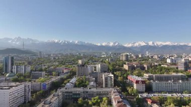 Almaty, Kazakistan, 04.13.2025. İlkbahar sabahı Kazak şehri Almaty 'nin merkezindeki bir kuadkopterden görüntü