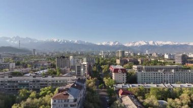 Almaty, Kazakistan, 04.13.2025. İlkbahar sabahı Kazak şehri Almaty 'nin merkezindeki bir kuadkopterden görüntü