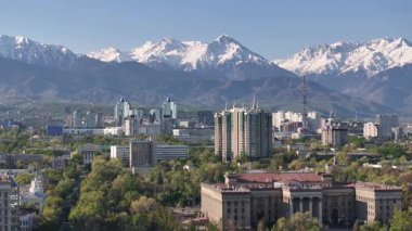Almaty, Kazakistan, 04.13.2025. İlkbahar sabahı Kazak şehri Almaty 'nin merkezindeki bir kuadkopterden görüntü