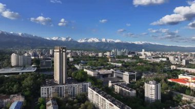Bir bahar sabahı Kazak şehri Almaty 'nin merkez kısmının bir kuadkopterinden görüntü