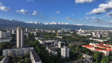 Bir bahar sabahı Kazak şehri Almaty 'nin merkez kısmının bir kuadkopterinden görüntü