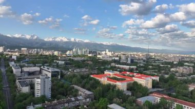 Bir bahar sabahı Kazak şehri Almaty 'nin merkez kısmının bir kuadkopterinden görüntü