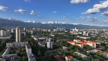 Bir bahar sabahı Kazak şehri Almaty 'nin merkez kısmının bir kuadkopterinden görüntü
