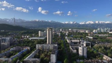 Bir bahar sabahı Kazak şehri Almaty 'nin merkez kısmının bir kuadkopterinden görüntü