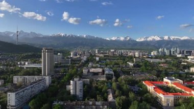 Bir bahar sabahı Kazak şehri Almaty 'nin merkez kısmının bir kuadkopterinden görüntü