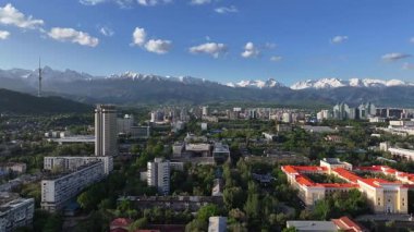 Bir bahar sabahı Kazak şehri Almaty 'nin merkez kısmının bir kuadkopterinden görüntü
