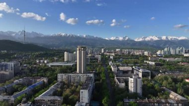 Bir bahar sabahı Kazak şehri Almaty 'nin merkez kısmının bir kuadkopterinden görüntü