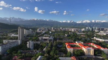 Bir bahar sabahı Kazak şehri Almaty 'nin merkez kısmının bir kuadkopterinden görüntü