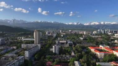 Bir bahar sabahı Kazak şehri Almaty 'nin merkez kısmının bir kuadkopterinden görüntü