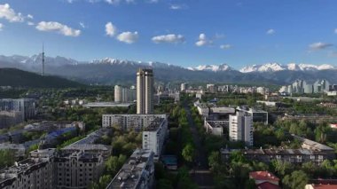 Bir bahar sabahı Kazak şehri Almaty 'nin merkez kısmının bir kuadkopterinden görüntü