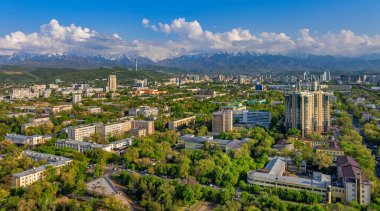  Bir bahar günü Kazak şehri Almaty 'nin merkez kısmının bir kuadkopterinden görüntü