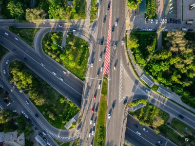 Güneşli bir bahar akşamında Kazakistan, Almatı 'da yol kavşağı.