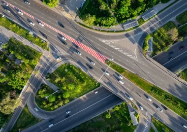 Güneşli bir bahar akşamında Kazakistan, Almatı 'da yol kavşağı.