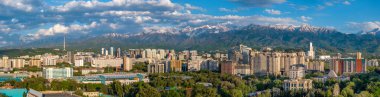 Almaty, Kazakistan. 05.05.2025. Bir bahar günü Kazak şehri Almaty 'nin merkez kısmının bir kuadkopterinden görüntü