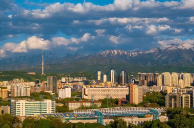  Almaty, Kazakistan. 05.05.2025. Bir bahar günü Kazak şehri Almaty 'nin merkez kısmının bir kuadkopterinden görüntü