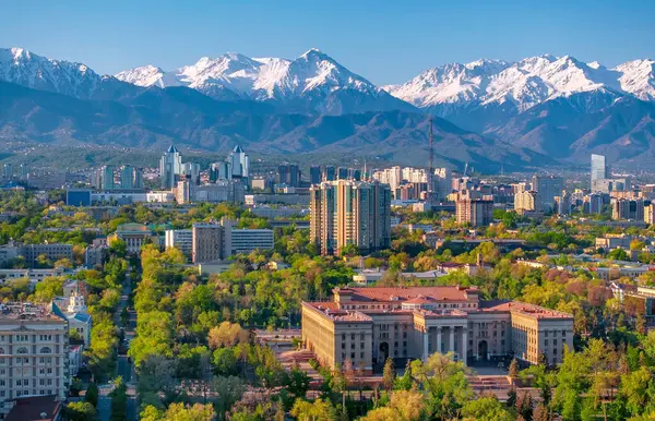 Bir bahar sabahı Kazak şehri Almaty 'nin merkez kısmının bir kuadkopterinden görüntü