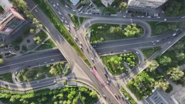 Güneşli bir bahar akşamında Kazakistan, Almatı 'da yol kavşağı.
