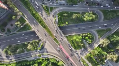 Güneşli bir bahar akşamında Kazakistan, Almatı 'da yol kavşağı.