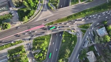 Güneşli bir bahar akşamında Kazakistan, Almatı 'da yol kavşağı.