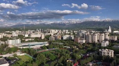 İlkbahar günü Kazak şehri Almaty 'nin merkezindeki bir kuadkopterden görüntü