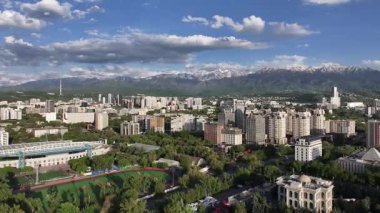 İlkbahar günü Kazak şehri Almaty 'nin merkezindeki bir kuadkopterden görüntü