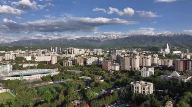 İlkbahar günü Kazak şehri Almaty 'nin merkezindeki bir kuadkopterden görüntü