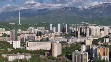İlkbahar günü Kazak şehri Almaty 'nin merkezindeki bir kuadkopterden görüntü