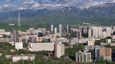 İlkbahar günü Kazak şehri Almaty 'nin merkezindeki bir kuadkopterden görüntü