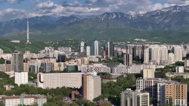 İlkbahar günü Kazak şehri Almaty 'nin merkezindeki bir kuadkopterden görüntü