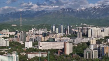 İlkbahar günü Kazak şehri Almaty 'nin merkezindeki bir kuadkopterden görüntü