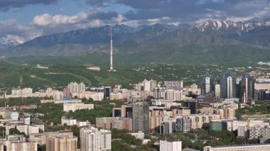 İlkbahar günü Kazak şehri Almaty 'nin merkezindeki bir kuadkopterden görüntü
