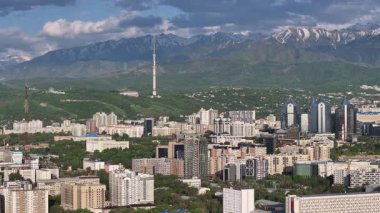İlkbahar günü Kazak şehri Almaty 'nin merkezindeki bir kuadkopterden görüntü