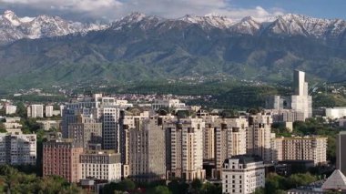 İlkbahar günü Kazak şehri Almaty 'nin merkezindeki bir kuadkopterden görüntü
