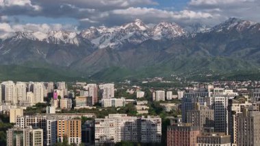 Almaty, Kazakistan, 05.05.2025. Bir bahar akşamı Kazak şehri Almaty 'nin merkezindeki yüksek katlı binalara ait bir kuadkopter görüntüsü.