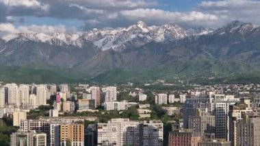Almaty, Kazakistan, 05.05.2025. Bir bahar akşamı Kazak şehri Almaty 'nin merkezindeki yüksek katlı binalara ait bir kuadkopter görüntüsü.