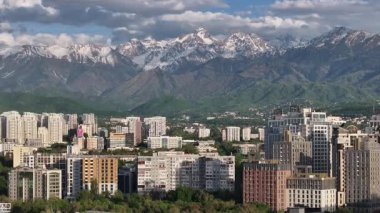 Almaty, Kazakistan, 05.05.2025. Bir bahar akşamı Kazak şehri Almaty 'nin merkezindeki yüksek katlı binalara ait bir kuadkopter görüntüsü.
