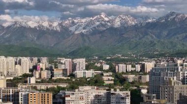 Almaty, Kazakistan, 05.05.2025. Bir bahar akşamı Kazak şehri Almaty 'nin merkezindeki yüksek katlı binalara ait bir kuadkopter görüntüsü.