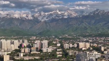 Almaty, Kazakistan, 05.05.2025. Bir bahar akşamı Kazak şehri Almaty 'nin merkezindeki yüksek katlı binalara ait bir kuadkopter görüntüsü.