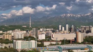 Almaty, Kazakistan, 05.05.2025. Bir bahar akşamı Kazak şehri Almaty 'nin merkezindeki yüksek katlı binalara ait bir kuadkopter görüntüsü.