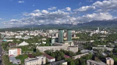  Bir bahar günü Kazak şehri Almaty 'nin merkez kısmının bir kuadkopterinden görüntü
