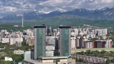  Bir bahar günü Kazak şehri Almaty 'nin merkez kısmının bir kuadkopterinden görüntü