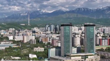  Bir bahar günü Kazak şehri Almaty 'nin merkez kısmının bir kuadkopterinden görüntü