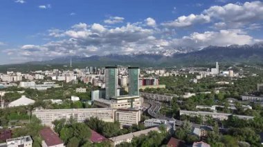  Bir bahar günü Kazak şehri Almaty 'nin merkez kısmının bir kuadkopterinden görüntü