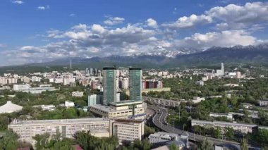  Bir bahar günü Kazak şehri Almaty 'nin merkez kısmının bir kuadkopterinden görüntü