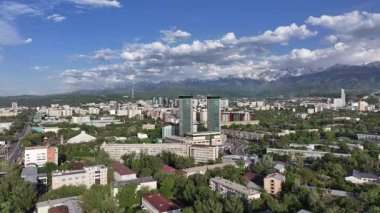 Bir bahar günü Kazak şehri Almaty 'nin merkez kısmının bir kuadkopterinden görüntü